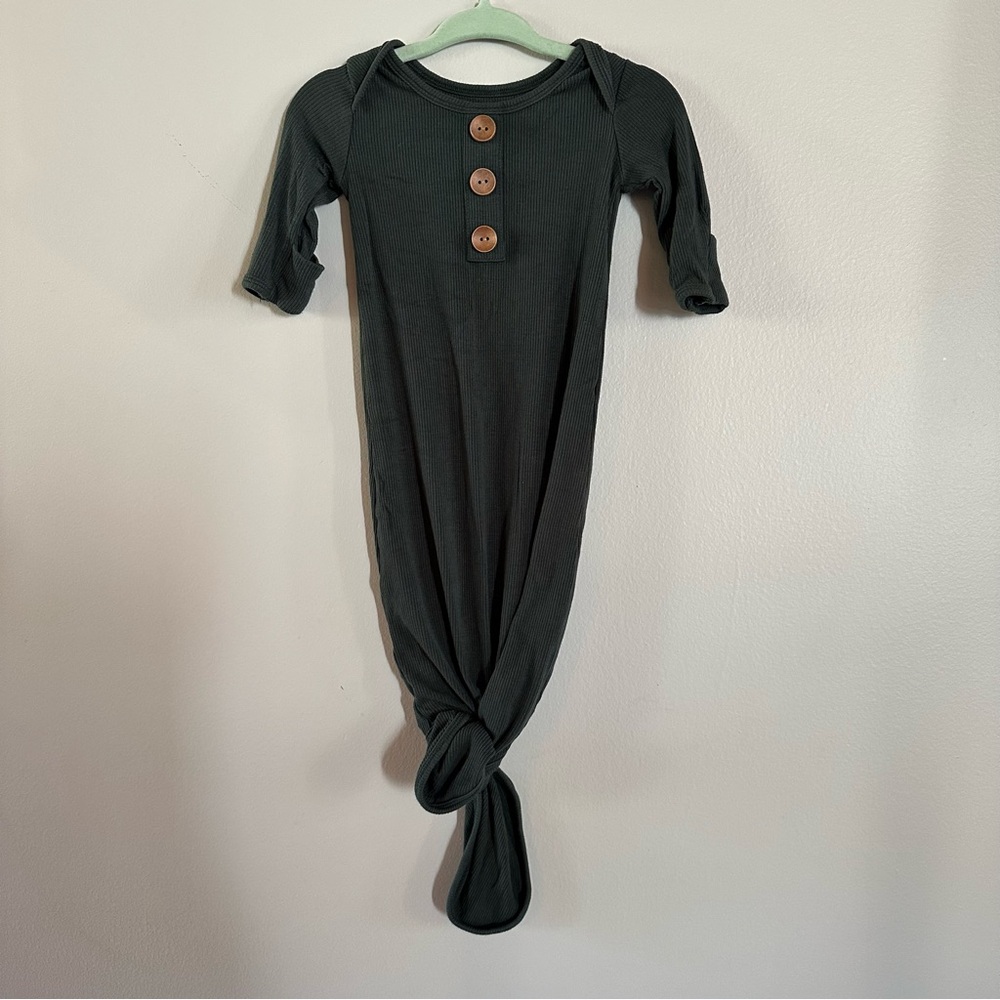 Caden Lane ribbed bamboo baby knot gown and hat